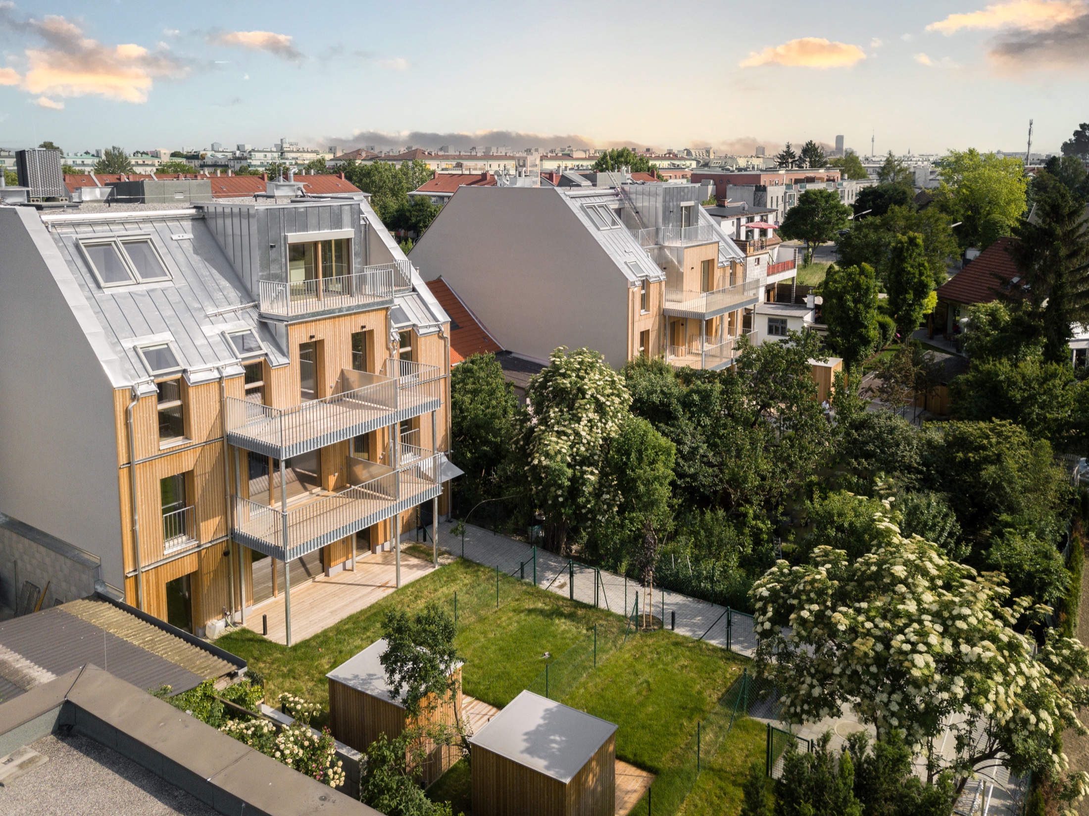 Wohnbauten in der Jedlersdorfer Straße im 21. Bezirk mit Holzfassaden